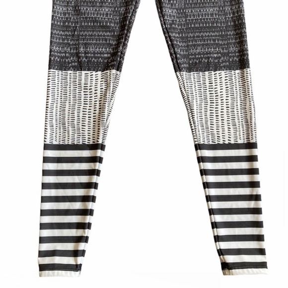 Onzie Black and White Pattern Leggings - Picture 5 of 11